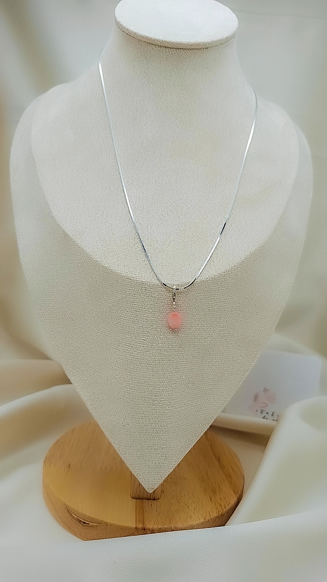 Collar de cadena en plata de ley 925 estilo minimalista, joya artesanal de Pétalos de Plata, ideal para uso diario o combinar con dijes personalizados.