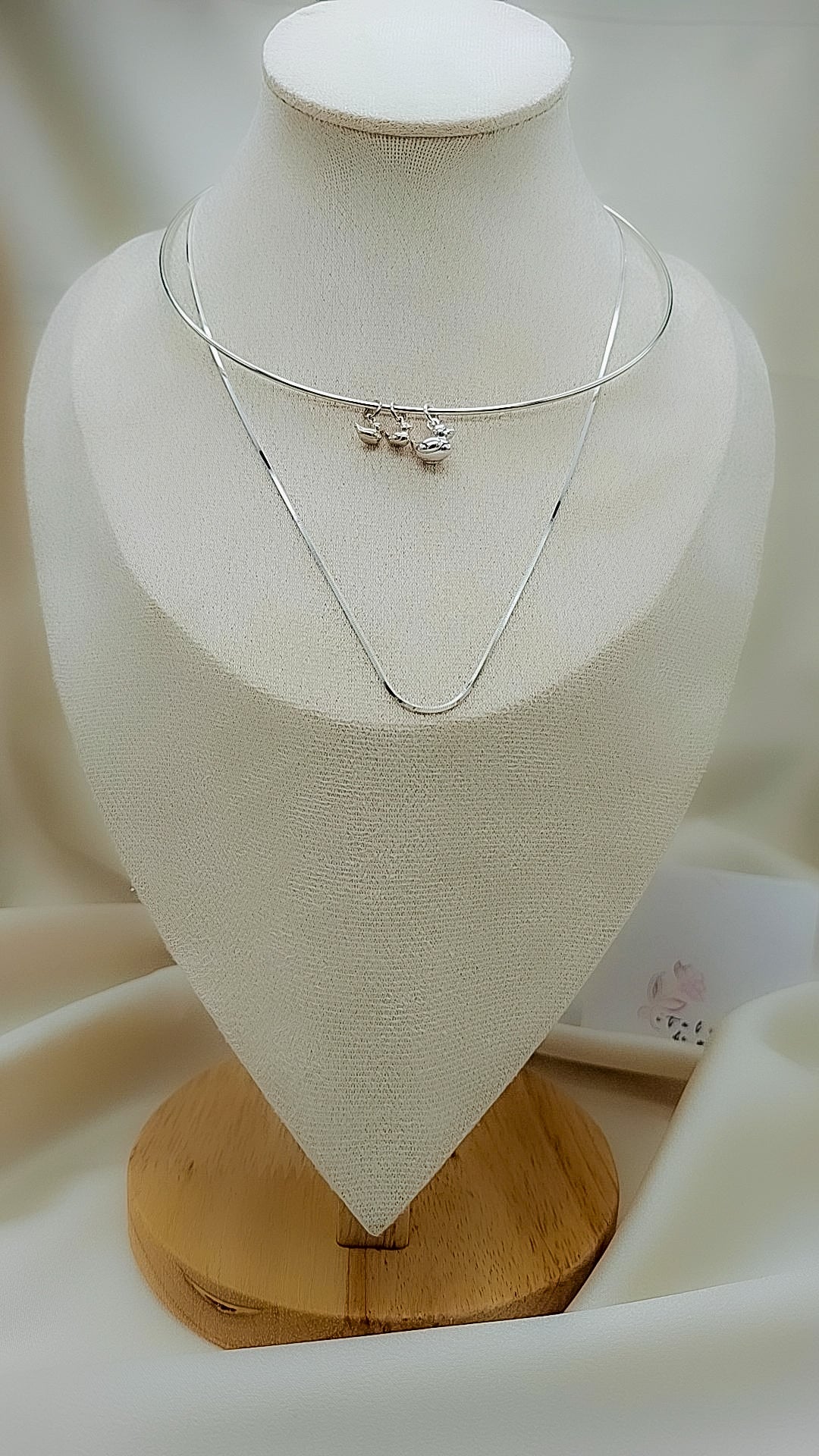 Collar de cadena en plata de ley 925 estilo minimalista, joya artesanal de Pétalos de Plata, ideal para uso diario o combinar con dijes personalizados