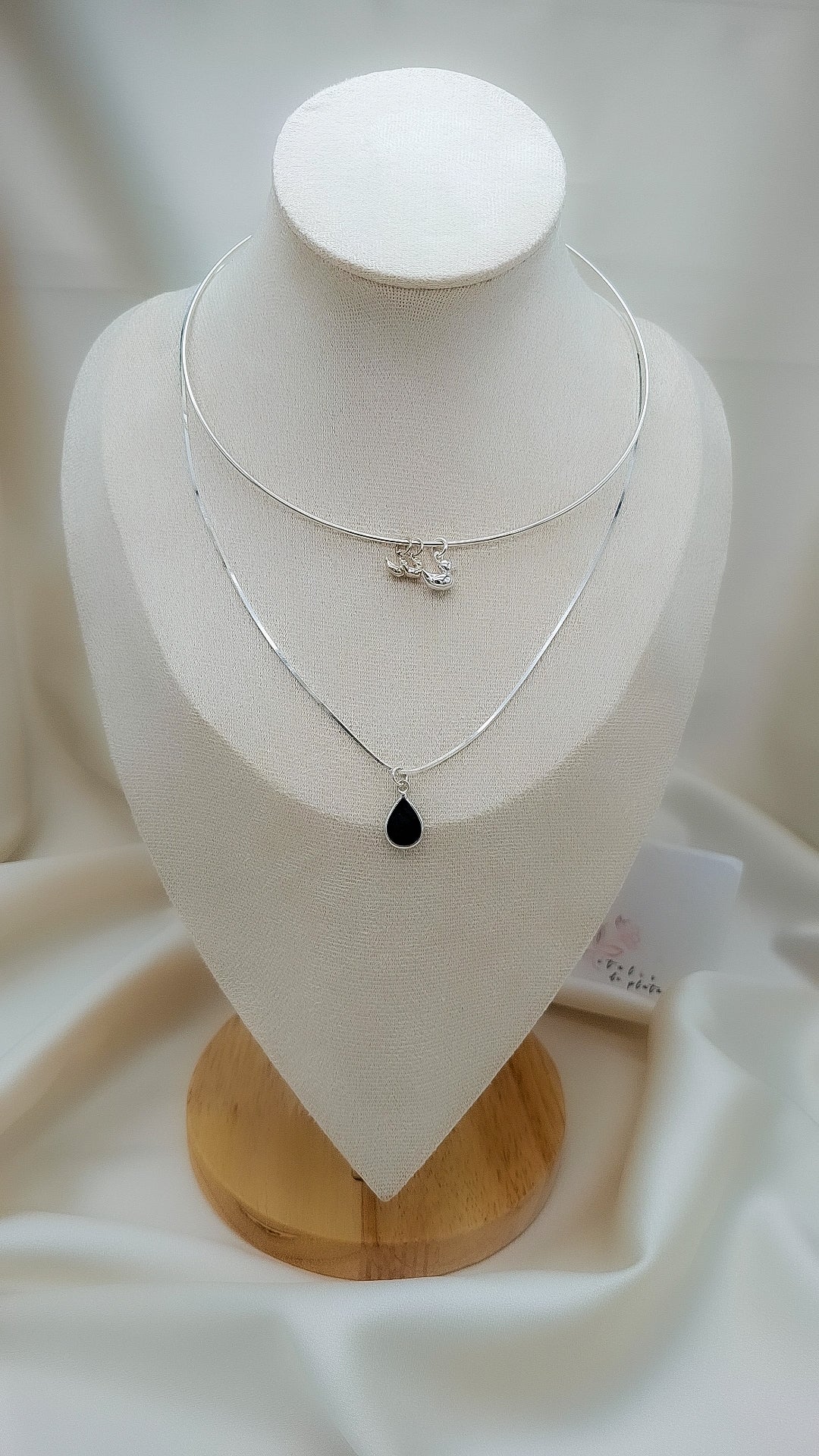 Collar de plata con diseño de mamá patita y sus patitos, joya artesanal tierna y significativa de Pétalos de Plata.