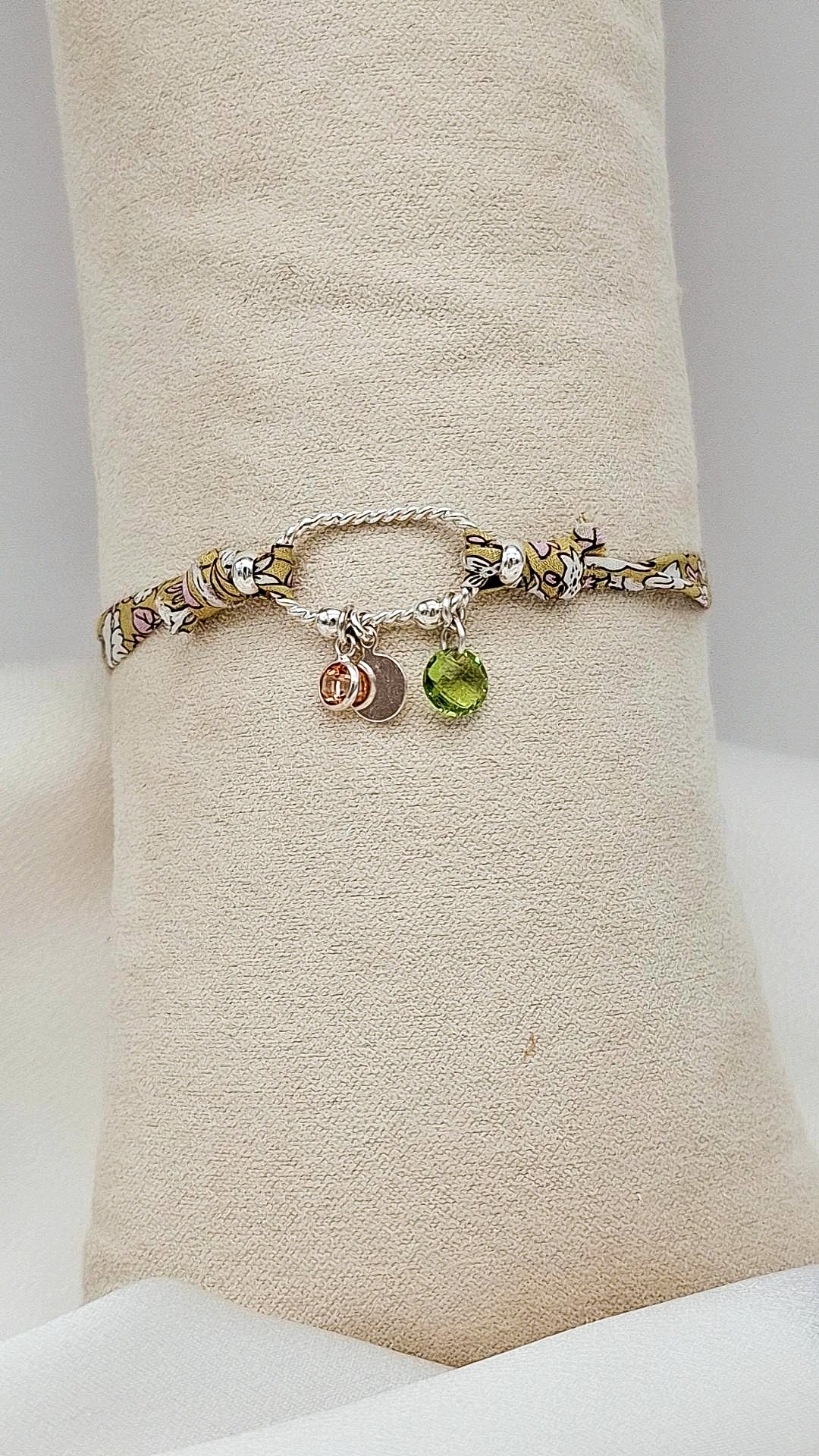 Liberty artesanal con hilo estampado, dije en plata y piedras de color, joyería personalizada Pétalos de Plata.