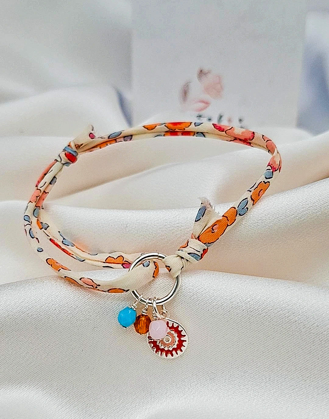 pulsera artesanal de tela liberty floral con dije sol en plata