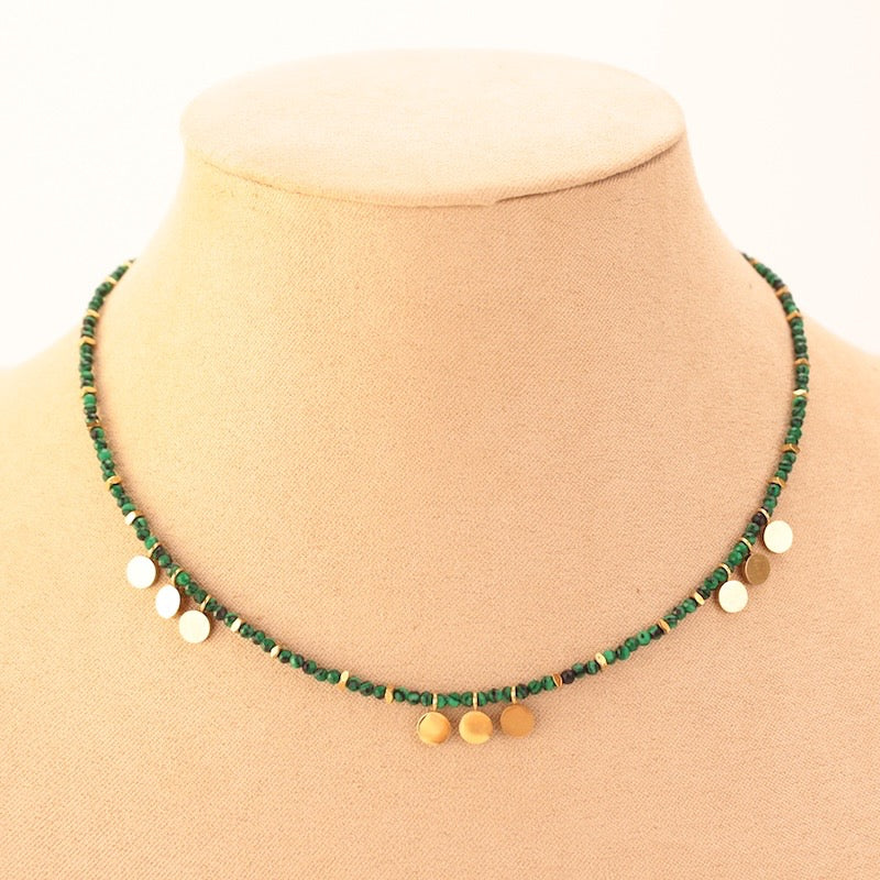 Collar chapitas y piedras