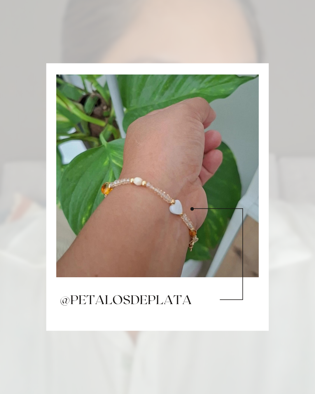 Conjunto artesanal “Destellos Dorados” con pulsera y pendientes de cristales dorados y perlas blancas, diseño minimalista hecho a mano.