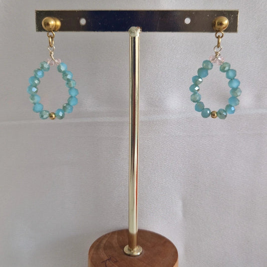 Estos aretes de cristales azule brillantes están diseñados con alambres hipoalergénicos para garantizar la comodidad y la seguridad de tus orejas.