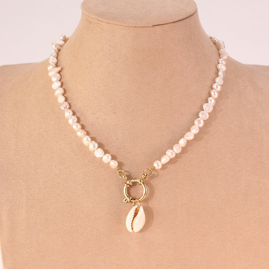 Collar artesanal de perlas cultivadas con detalle de concha natural y cierre dorado. Un diseño fresco y sofisticado, perfecto para brillar en cualquier ocasión. ✨🐚