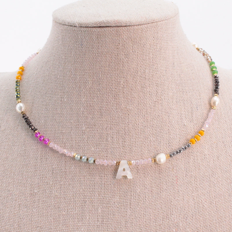 "Collar artesanal de acero inoxidable con inicial A en nácar y cuentas multicolor de piedras naturales"
