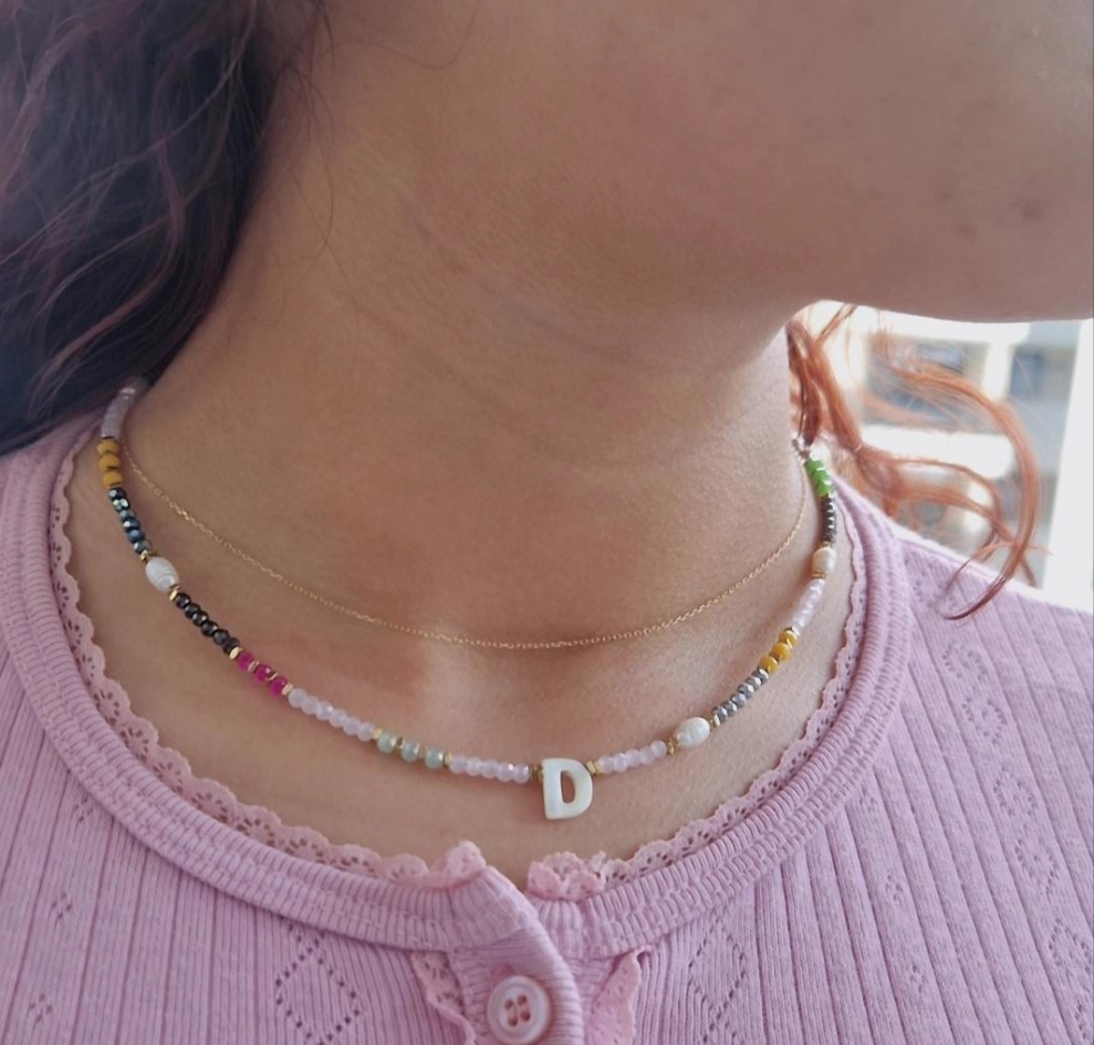 "Collar artesanal de acero inoxidable con inicial D en nácar y cuentas multicolor de piedras naturales"