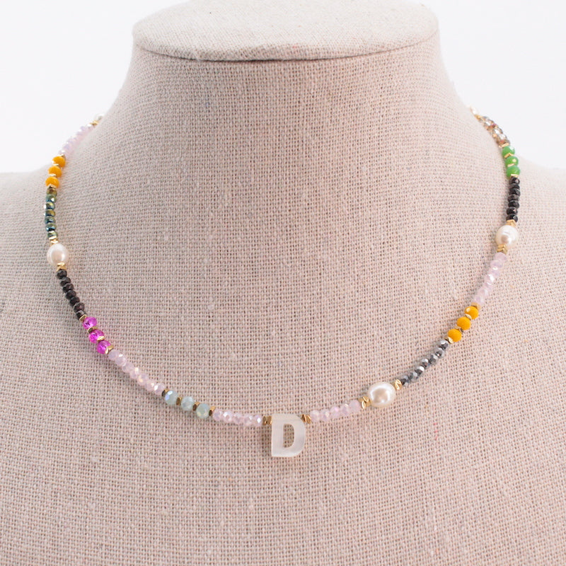 "Collar artesanal de acero inoxidable con inicial D en nácar y cuentas multicolor de piedras naturales"