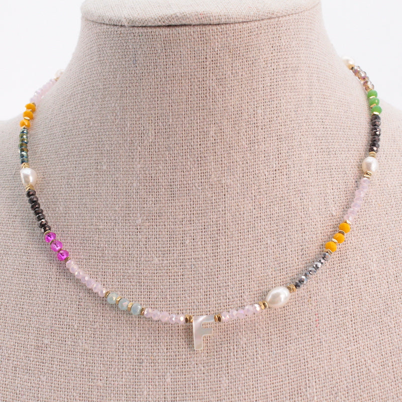 "Collar artesanal de acero inoxidable con inicial F en nácar y cuentas multicolor de piedras naturales"