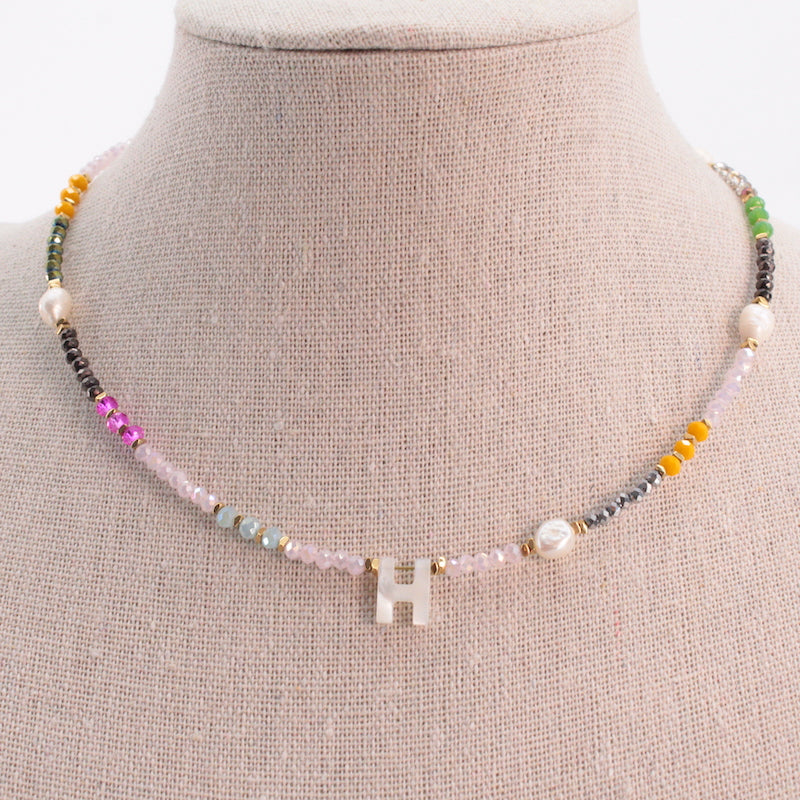 "Collar artesanal de acero inoxidable con inicial H en nácar y cuentas multicolor de piedras naturales"