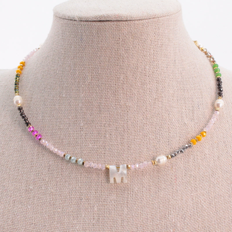"Collar artesanal de acero inoxidable con inicial M en nácar y cuentas multicolor de piedras naturales"