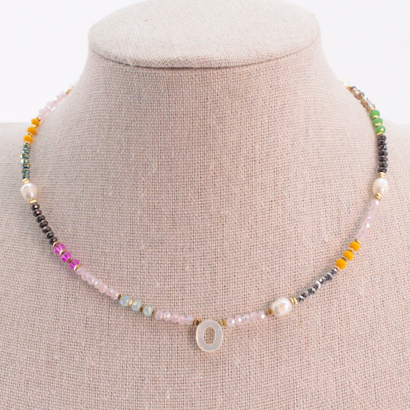 "Collar artesanal de acero inoxidable con inicial O en nácar y cuentas multicolor de piedras naturales"