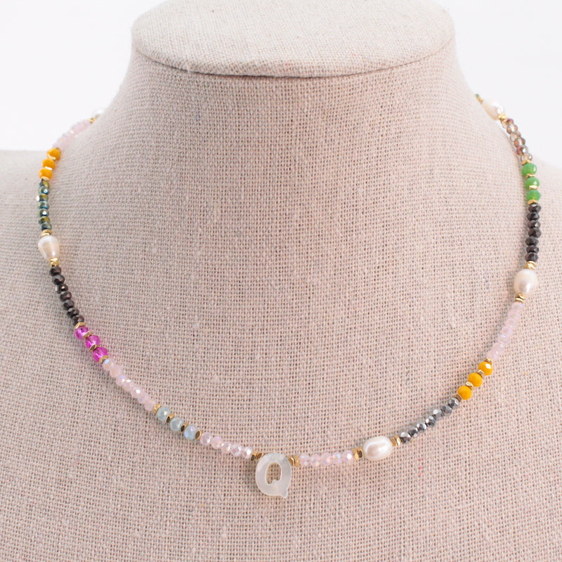 👉 "Collar artesanal de acero inoxidable con inicial Q en nácar y cuentas multicolor de piedras naturales"