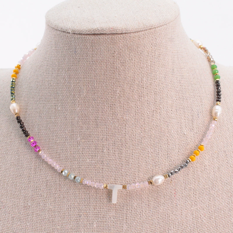 "Collar artesanal de acero inoxidable con inicial T en nácar y cuentas multicolor de piedras naturales"