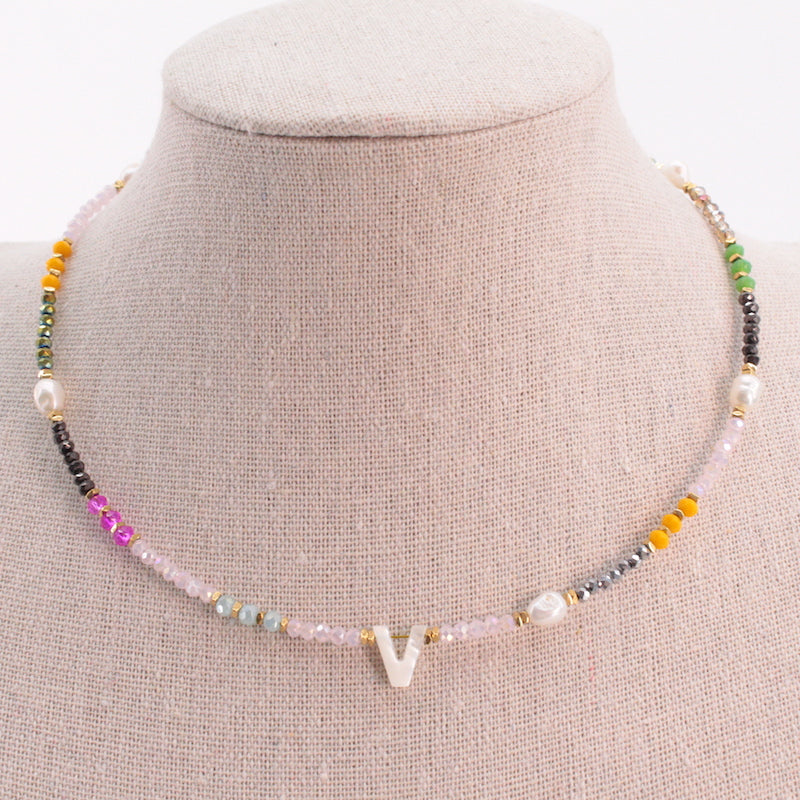 "Collar artesanal de acero inoxidable con inicial V en nácar y cuentas multicolor de piedras naturales"