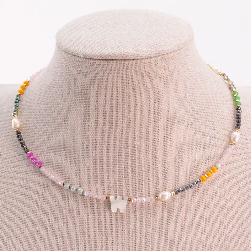 "Collar artesanal de acero inoxidable con inicial W en nácar y cuentas multicolor de piedras naturales"