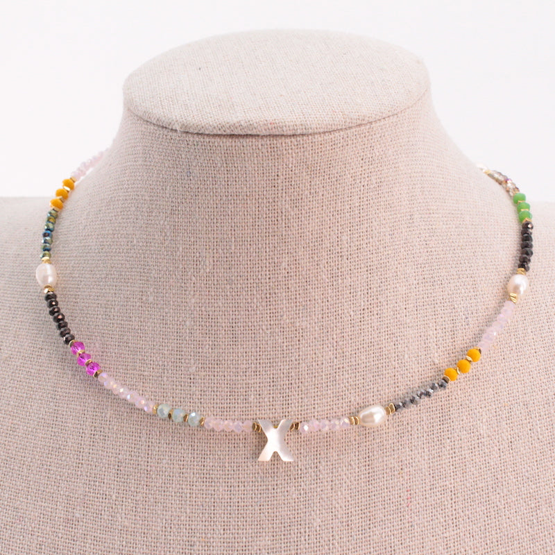 "Collar artesanal de acero inoxidable con inicial X en nácar y cuentas multicolor de piedras naturales"