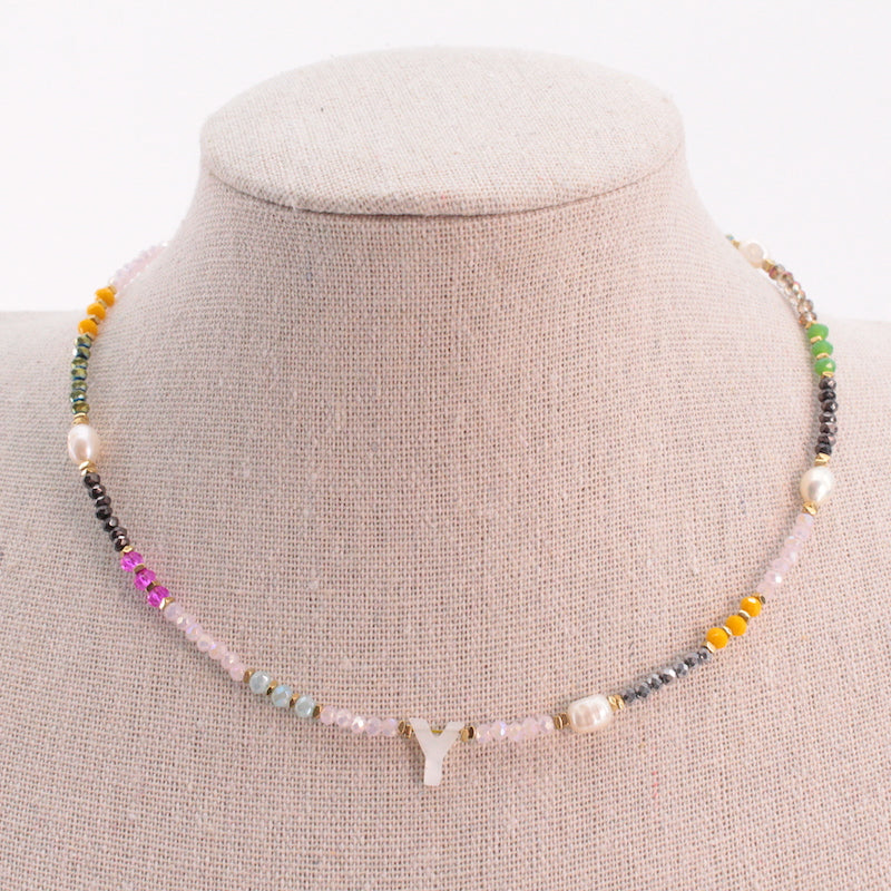 "Collar artesanal de acero inoxidable con inicial  Y en nácar y cuentas multicolor de piedras naturales"