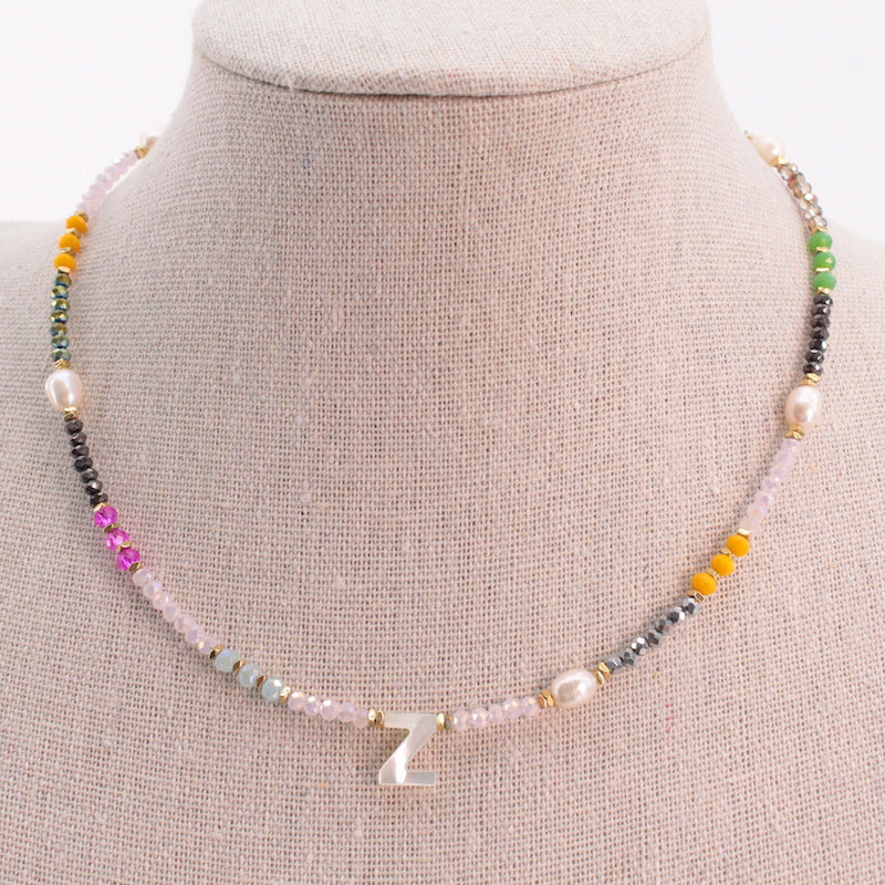 "Collar artesanal de acero inoxidable con inicial Z en nácar y cuentas multicolor de piedras naturales"