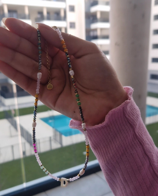 "Collar artesanal de acero inoxidable con inicial D en nácar y cuentas multicolor de piedras naturales"