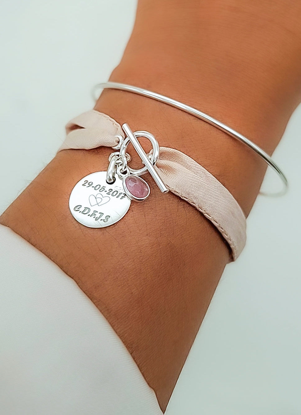 Pulsera personalizada de seda nude con medalla grabada en plata