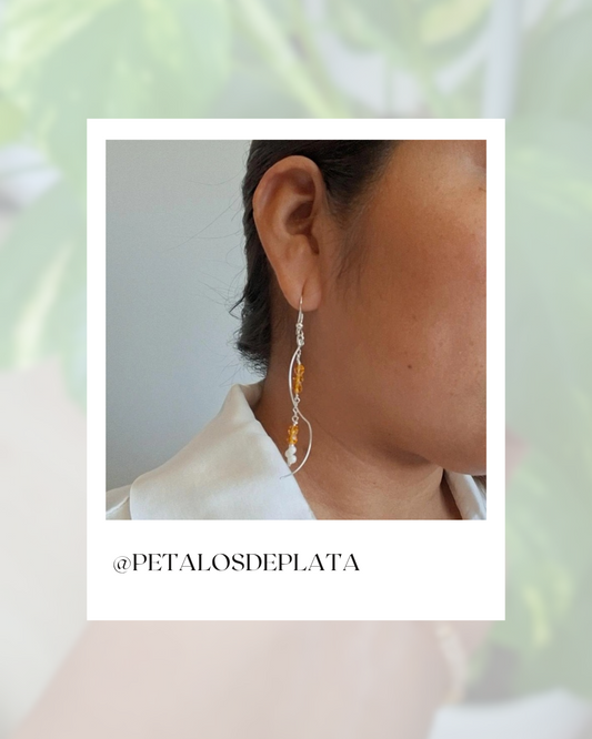 Conjunto artesanal “Destellos Dorados” con pulsera y pendientes de cristales dorados y perlas blancas, diseño minimalista hecho a mano.