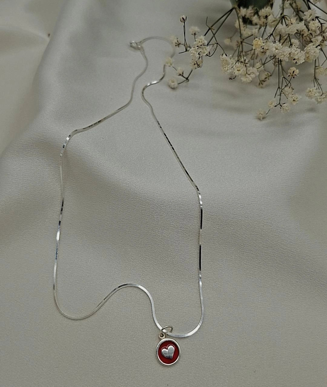 Collar de plata con colgante corazón rojo esmaltado